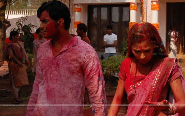 33125-alekh-and-sadhna-looking-disturbed