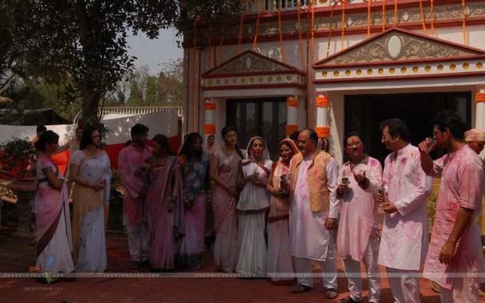 33127-all-cast-playing-holi