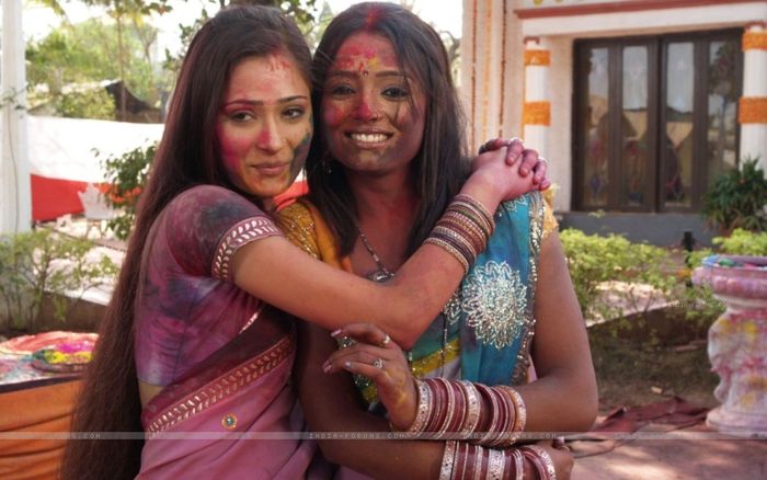 33132-parul-chauhan-and-sarah-khan