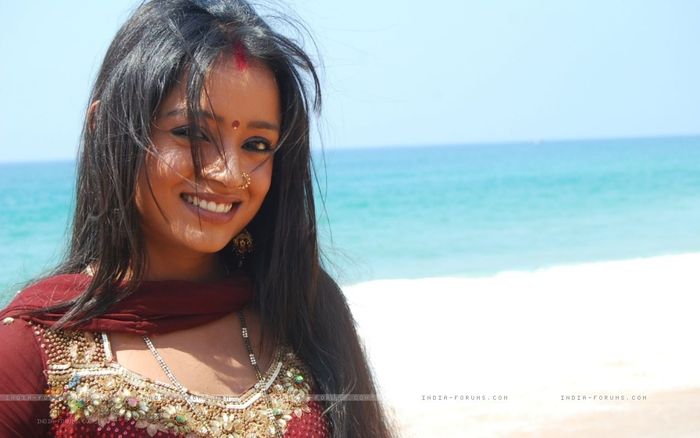 33168-ragini-in-kerela-looking-happy