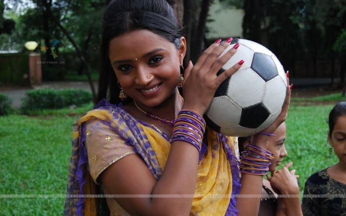 33246-ragini-with-a-football