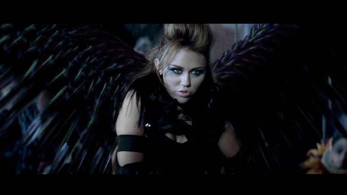 Miley Cyrus - Can\'t Be Tamed 0282 - MilUuU CBT
