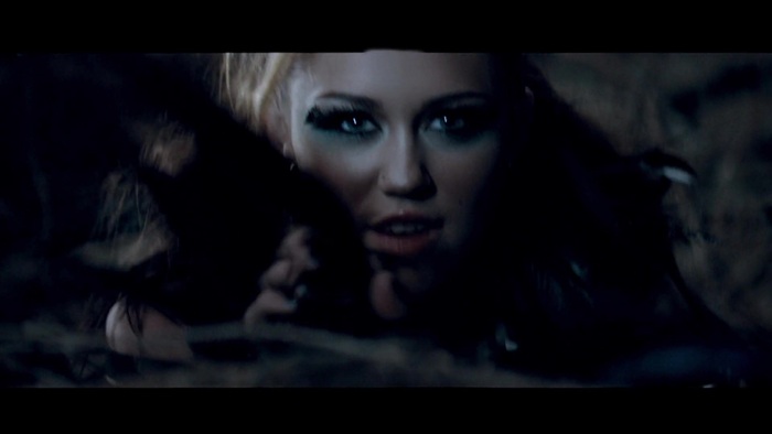 Miley Cyrus - Can\'t Be Tamed 0446