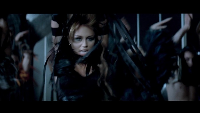 Miley Cyrus - Can\'t Be Tamed 0476