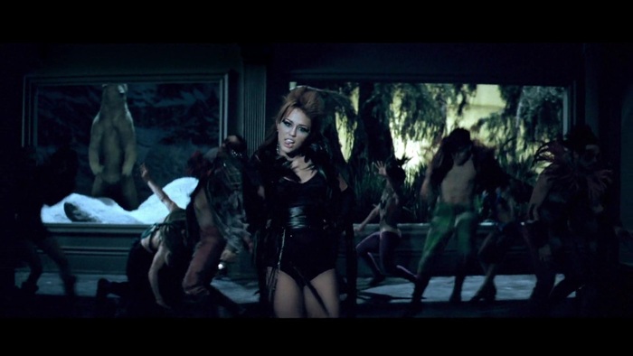 Miley Cyrus - Can\'t Be Tamed 0572