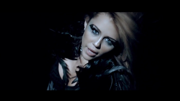 Miley Cyrus - Can\'t Be Tamed 0775 - MilUuU CBT