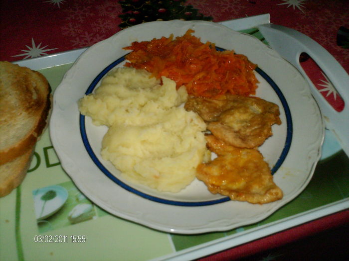 snitel din piept de pui cu pure de cartofi si sote de morcovi