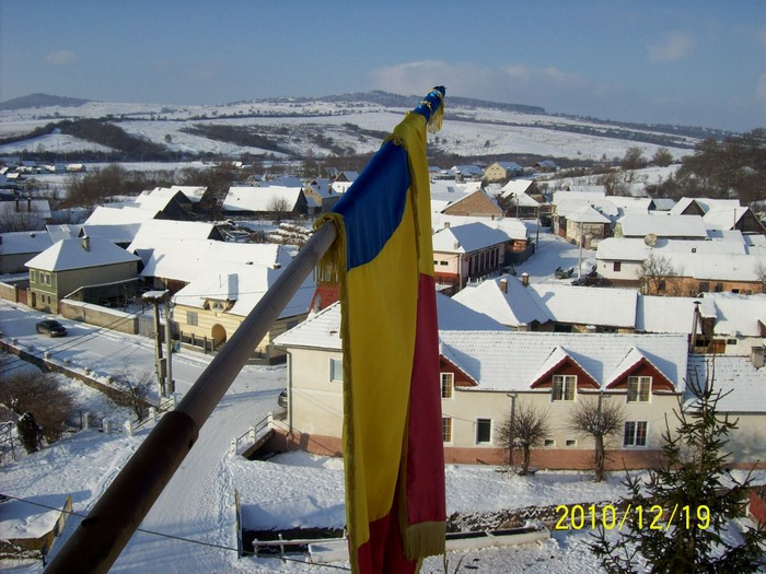 101_7399 Tricolorul abordat in turnul bisericii ...