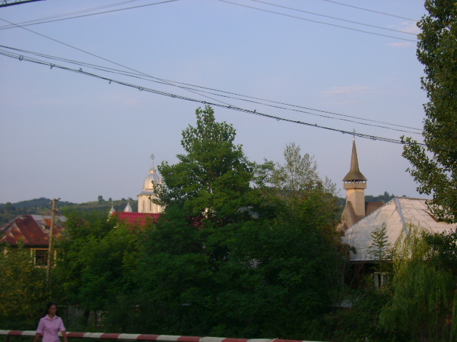 biserica noua si veche din sat