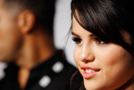 Selena_Gomez_1261440936_4