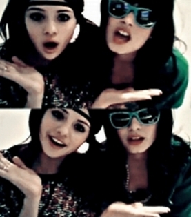 demi-n-selena-selena-gomez-and-demi-lovato-6726731-270-307 - Selena si Demi