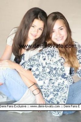 Selena-Demi-selena-gomez-and-demi-lovato-7127259-266-399