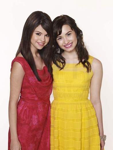 Selena-Gomez-and-Demi-Lovato - Selena si Demi