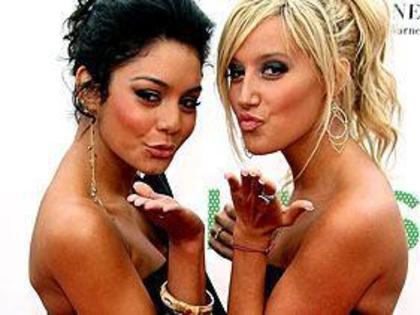 Vanessa_Hudgens_1251217343_2