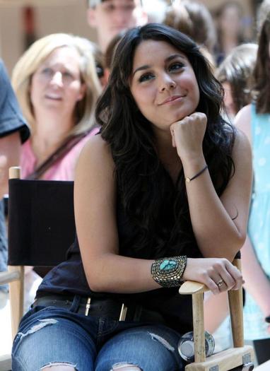 Vanessa_Hudgens_1257540918_1 - Vanessa Hudgens