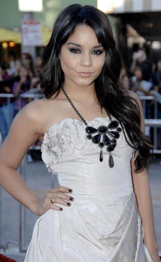 Vanessa_Hudgens_1257541215_3 - Vanessa Hudgens