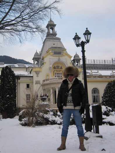Printul Andrei Prisecaru Ratiu in fata Cazinoului din Sinaia; Sarbatorile de iarna decembrie 2010-ianuarie 2011
