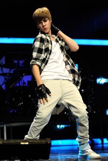 163819_125444294190033_100001733905678_153292_3988567_n - Justin Drew Bieber