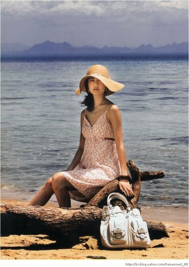 29742_436776082575_281561447575_5633010_7152145_n - a---lee yo won---a