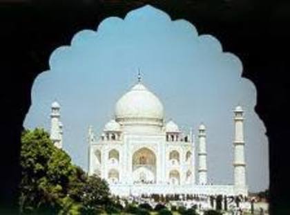 taj mahal privit printr-o portita - taj mahal