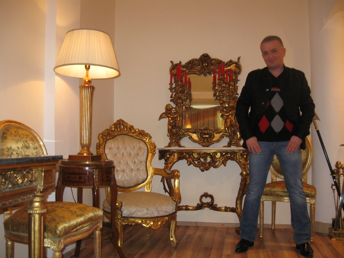 Printul Andrei Ratiu acasa in salonul francez - PRINTUL ANDREI RATIU- FOTOGRAFII ACASA