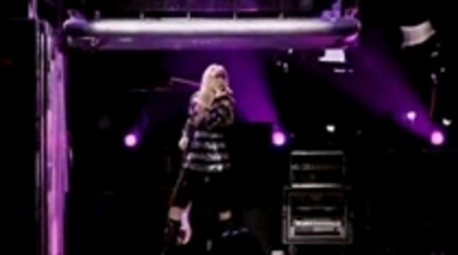29395520_CLBRXXSCW - hannah montana cand se pregateste de concert