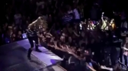 29395669_TJNYCBGKP - hannah montana cand se pregateste de concert