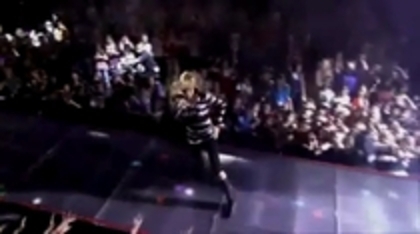 29395679_JFULJJUBO - hannah montana cand se pregateste de concert