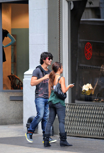 Joe+shops+SoHo+OpOTz_Dmy3Vl