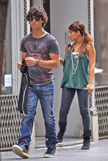 Joe+shops+SoHo+qP_v2hOVaZXl