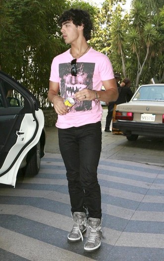 Jonas+Brothers+Getting+Their+Tour+Bus+jFzujnezOLAl