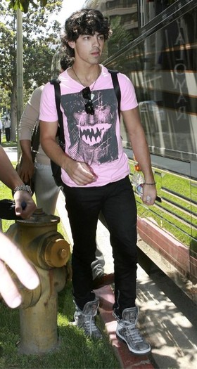 Jonas+Brothers+Getting+Their+Tour+Bus+R-q5OKqzC2Ll