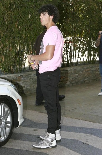 Jonas+Brothers+Getting+Their+Tour+Bus+W2R0xqSNUHyl