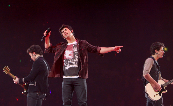 Jonas+Brothers+perform+London+QhAcBc6r7_4l