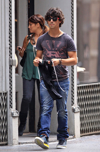 Joe+shops+SoHo+gxU30V7UnlUl - Joe Jonas Shopping in SoHo