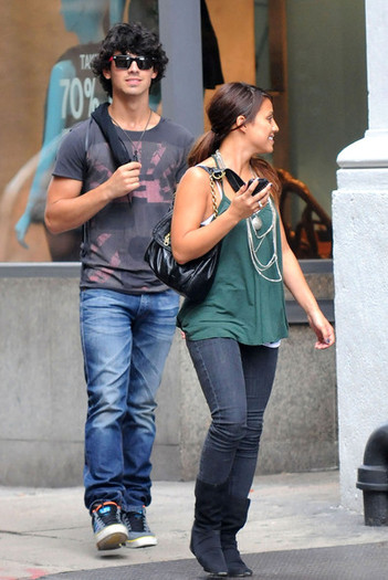 Joe+shops+SoHo+HVMR26vP-3pl - Joe Jonas Shopping in SoHo