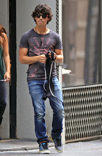 Joe+shops+SoHo+hwg-354nvCBl - Joe Jonas Shopping in SoHo