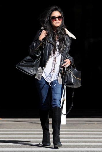 42615_celebrity_paradise.com_TheElder_VanessaHudgens2011_01_13_AtLAX1_122_538lo[1]