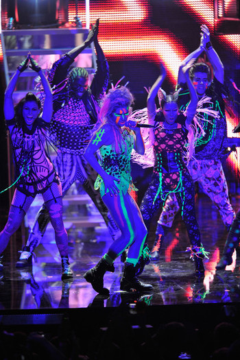 Kesha+MTV+Europe+Music+Awards+2010+Show+9fG0rXA-JvWl[1] - kesha la EMA