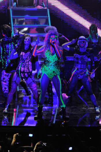 Kesha+MTV+Europe+Music+Awards+2010+Show+wIkR9dlwXq6l[1] - kesha la EMA