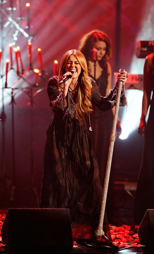 Miley+Cyrus+2010+American+Music+Awards+Show+NhQAkGxfAWZl - for iullyana01