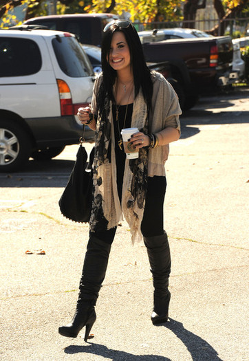 DemiLovatoDemiLovatoSighting1fLMnmXWlHQl - demi in oras