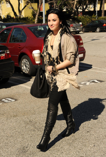 DemiLovatoDemiLovatoSighting9SnZcXX2SWHl - demi in oras