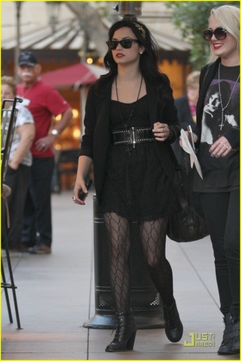 normal_demi-lovato-funny-faces-04 - demi si o prietena