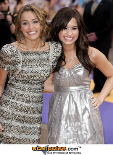 MileyCyrusandDemiLovato-SPX-029265 - demi delena si miley