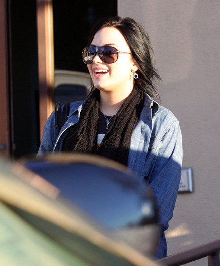 DemiLovatoDemiLovatoNewJourneyEating_H0hAEoLaVJl - demi lovato coborand din masina