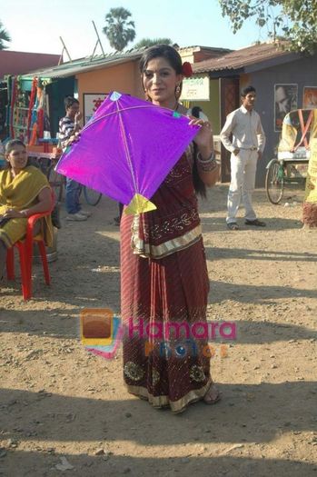 normal_Ami Trivedi celebrate makar sankranti on SAB Tv on 10th Jan 2011 (25)