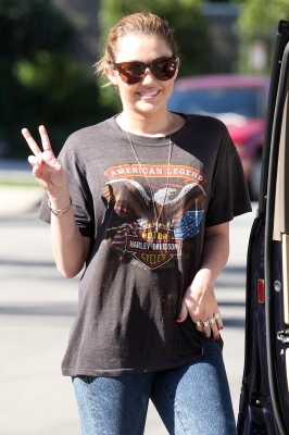  - x Out and About in Beverly Hills - 3rd February 2011