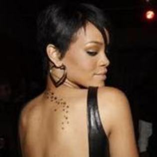 30281100_NCGDWVOAD - rihanna