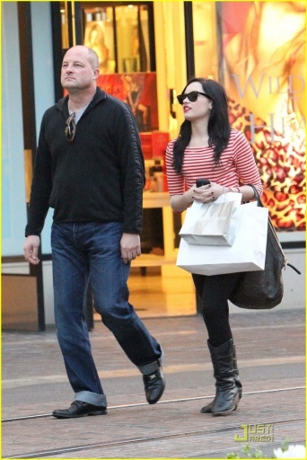 normal_demi-lovato-shops-the-grove-03 - demi si badigardul la cumparaturi